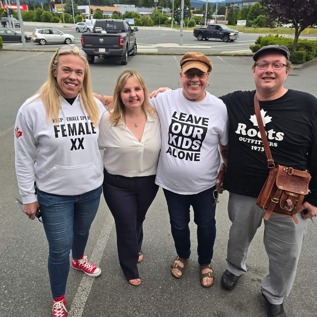 scottgeiler's tweet photo. @Lea_Christina4 , @KelliePirieDAC. @gwenomahony and me. #Gays4Gwen
#NoIsNotTransphobic
#SexMatters
#KPSS #IStandWithApril https://t.co/RWhe13lfeW