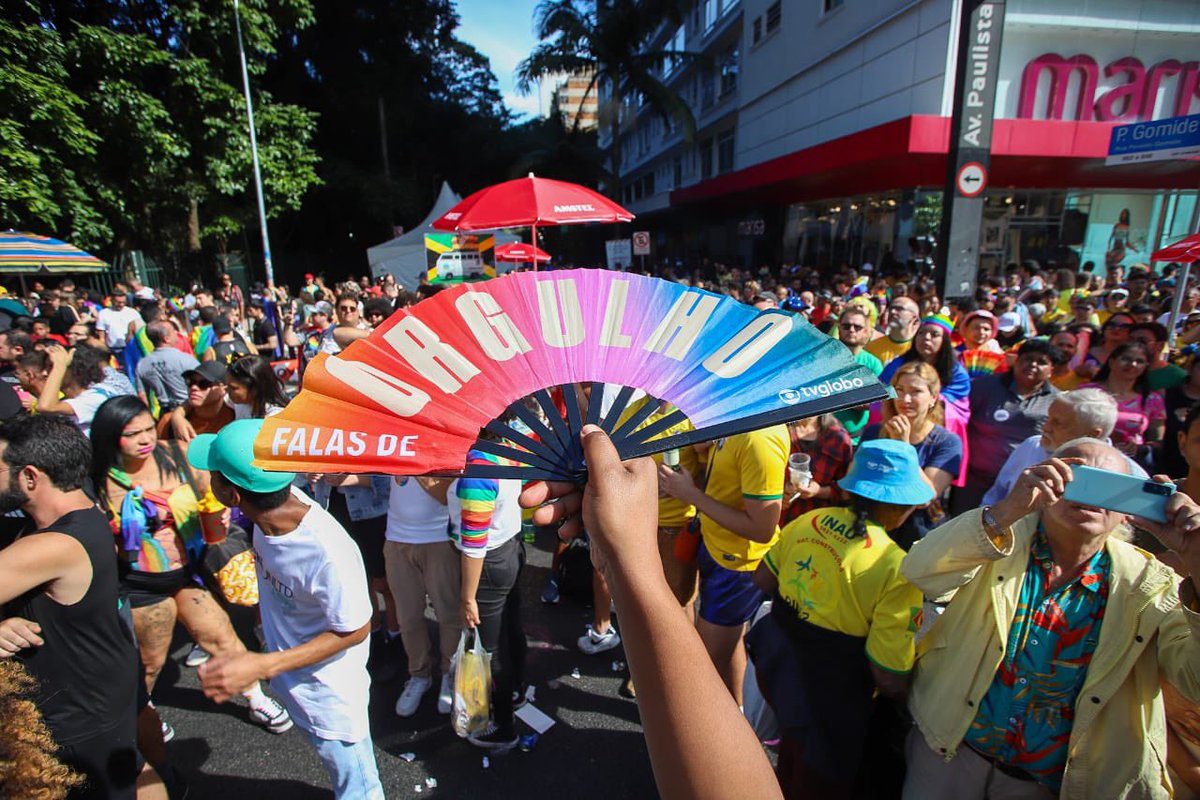 A Av. Paulista tomada pela 28ª Parada do #OrgulhoLGBTQIA com milhares de pessoas, mais de 16 trios elétricos e shows muito esperados. O tema deste ano é “Basta de Negligência e Retrocesso Legislativo - Vote Consciente por direitos da população LGBT+” que pretende discutir a +