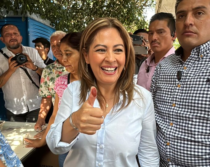 Michantune's tweet photo. Así @LucyMezaGzm pidiendo el voto desde muy temprano 
@PRI_Nacional @PRIMorelos_ @panmorelos_ @PRDMexico @PRDMorelos @j_marquezmx @sergiopradosi @Millan_reporte https://t.co/wQIA3hAUV0