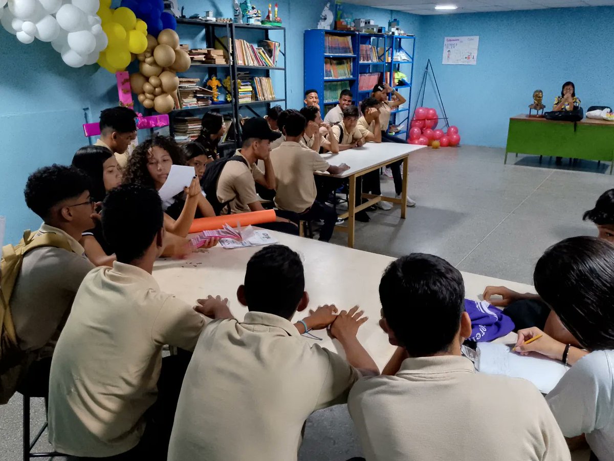 RedJovenVzla's tweet photo. Este 31 de mayo, la Red Joven Venezuela sede Anzoátegui realizó un conversatorio a los estudiantes del 5to año del Liceo 5 de Julio de Barcelona.

Aquí se les enseño, cómo ser un ciudadano, valores y anti-valores ciudadanos, leyes, conceptos básicos para el comportamiento del ciudadano en la sociedad y la importancia de la participación en las actividades de la comunidad.

Juntos formamos país 🇻🇪 

@honeggermolina @Moisesevillegas