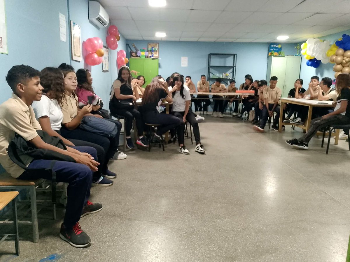 RedJovenVzla's tweet photo. Este 31 de mayo, la Red Joven Venezuela sede Anzoátegui realizó un conversatorio a los estudiantes del 5to año del Liceo 5 de Julio de Barcelona.

Aquí se les enseño, cómo ser un ciudadano, valores y anti-valores ciudadanos, leyes, conceptos básicos para el comportamiento del ciudadano en la sociedad y la importancia de la participación en las actividades de la comunidad.

Juntos formamos país 🇻🇪 

@honeggermolina @Moisesevillegas