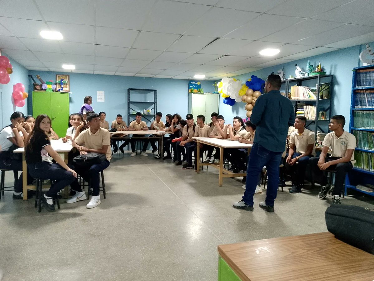 RedJovenVzla's tweet photo. Este 31 de mayo, la Red Joven Venezuela sede Anzoátegui realizó un conversatorio a los estudiantes del 5to año del Liceo 5 de Julio de Barcelona.

Aquí se les enseño, cómo ser un ciudadano, valores y anti-valores ciudadanos, leyes, conceptos básicos para el comportamiento del ciudadano en la sociedad y la importancia de la participación en las actividades de la comunidad.

Juntos formamos país 🇻🇪 

@honeggermolina @Moisesevillegas