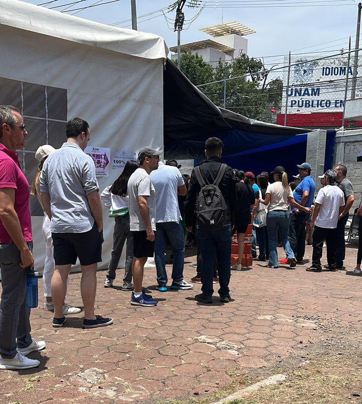 JTrianaT's tweet photo. Fueron más de dos horas de fila para votar.

Las dos horas mejor invertidas de mi vida .

#ElCambioViene
#YaSeVan https://t.co/NXlShDwHMR