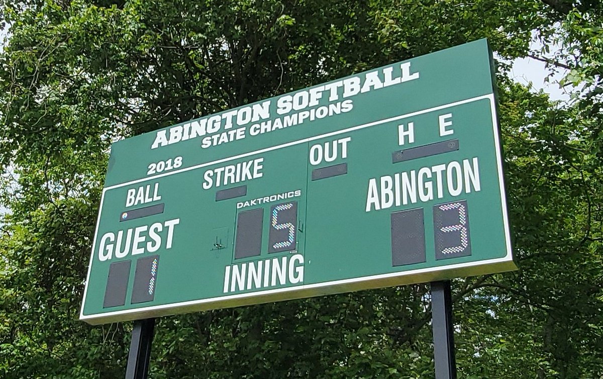 Amazing sequence in 4th gives Green Wave 3-1 lead. 
PH Franey sees offspreed pitch, pauses swing, his grounder that's bobbled allowing Goldberg to score. 
Dipietro remains off bag at 3rd. Pitcher doesn't notice and Dipietro races home for 3rd run.