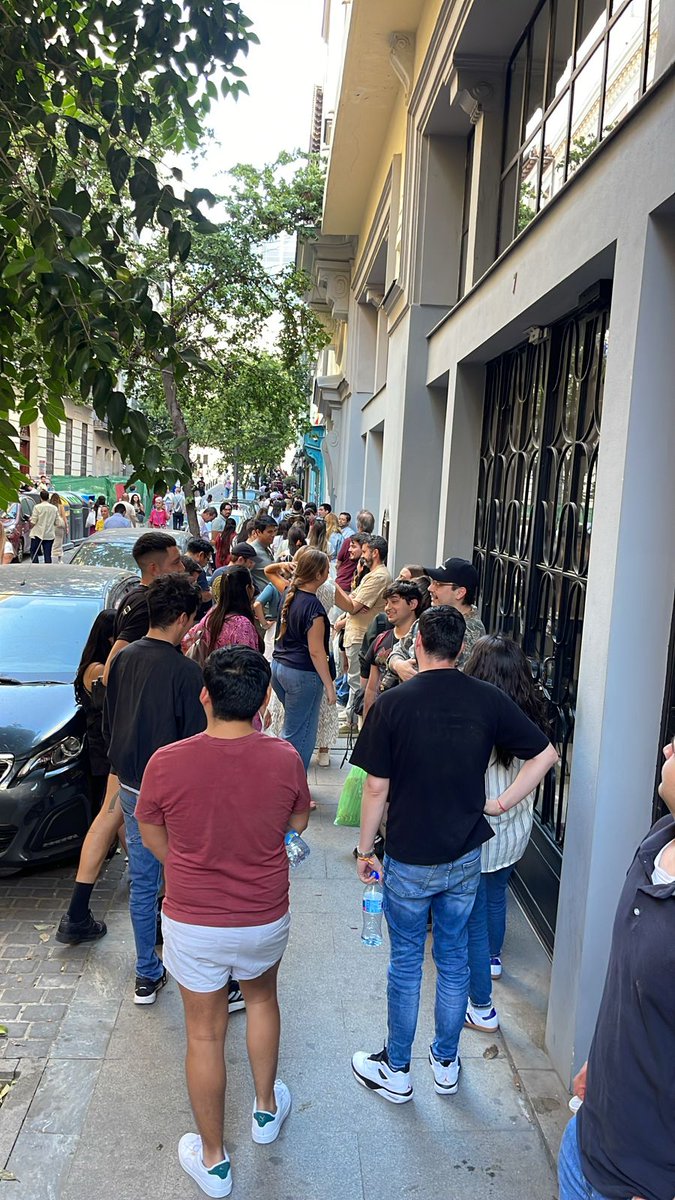 Hace dos horas que se debieron cerrar las siete urnas electrónicas para votar en Madrid.

Son las 20:20 (tiempo local) y hay cientos de personas formadas.

Un total de mil 989 personas están registradas y solo han votado 730.

Se extiende el horario. Ha dicho el INE hasta la una