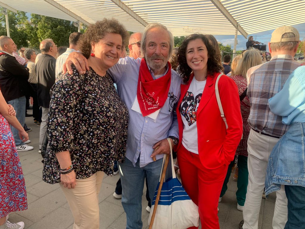 psibpsoe's tweet photo. Molta gent. Moltes emocions. I sobretot, l'ètica d'un poble que no oblida als qui van defensar la democràcia, la llibertat i els drets de tots i totes.

Ara que la dreta i la ultradreta volen retornar-nos al pitjor passat, memòria, coratge i democràcia: no passaran. https://t.co/CMtpumeNPw