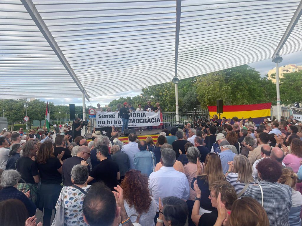 psibpsoe's tweet photo. Molta gent. Moltes emocions. I sobretot, l'ètica d'un poble que no oblida als qui van defensar la democràcia, la llibertat i els drets de tots i totes.

Ara que la dreta i la ultradreta volen retornar-nos al pitjor passat, memòria, coratge i democràcia: no passaran. https://t.co/CMtpumeNPw