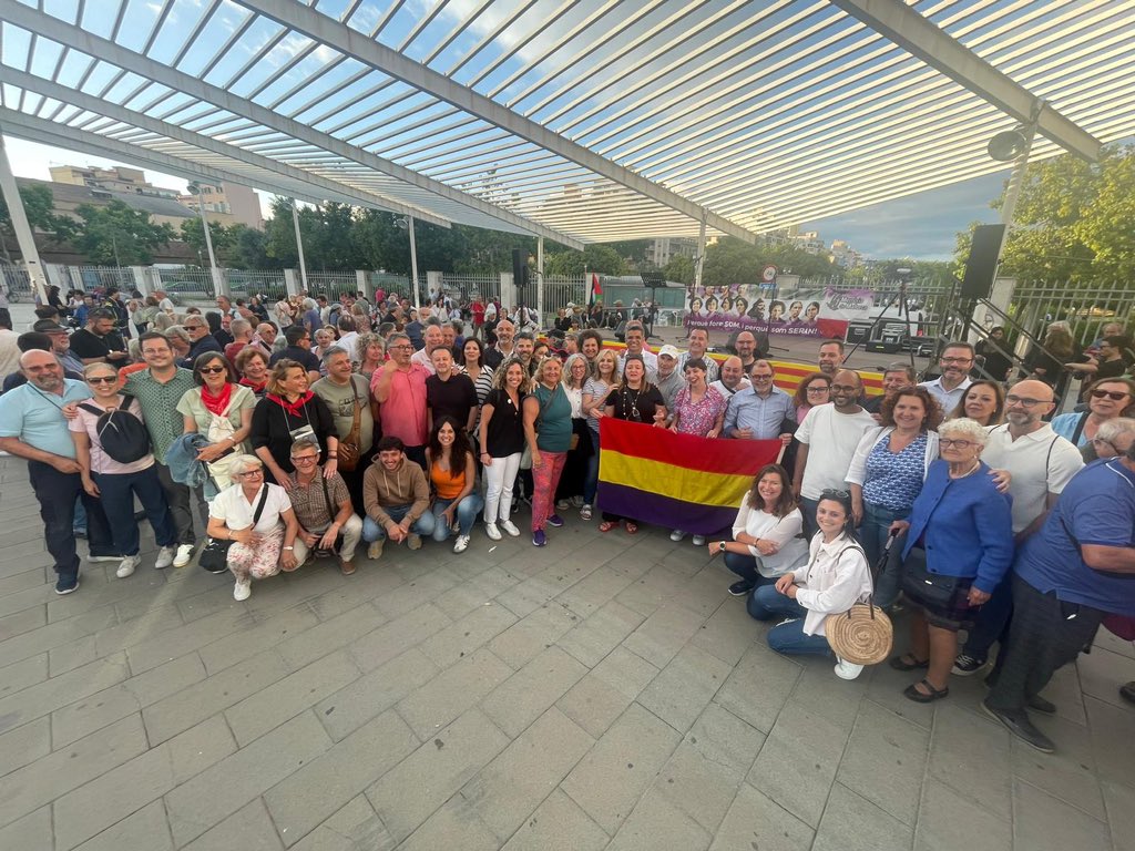 psibpsoe's tweet photo. Molta gent. Moltes emocions. I sobretot, l'ètica d'un poble que no oblida als qui van defensar la democràcia, la llibertat i els drets de tots i totes.

Ara que la dreta i la ultradreta volen retornar-nos al pitjor passat, memòria, coratge i democràcia: no passaran. https://t.co/CMtpumeNPw