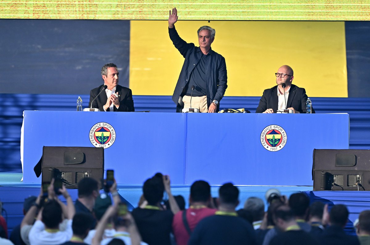EmrahSavci's tweet photo. Mourinho transferi olay transferdir ama bu transferin tamamı Aziz Yıldırım'a yazar.. Yoksa sahte kahramanlara değil... https://t.co/8PTIVsf6Zx