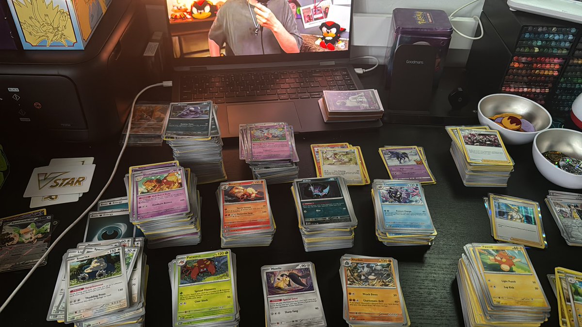 midmoon_art's tweet image. After a night out I don’t have the energy to draw, so day is being spend sorting out Pokemon cards.

18 trainer box’s to go though 😅 not being allowed adult money should really be a thing. 

#pokemon #pokemonbox #pokemoncard #POKEMON