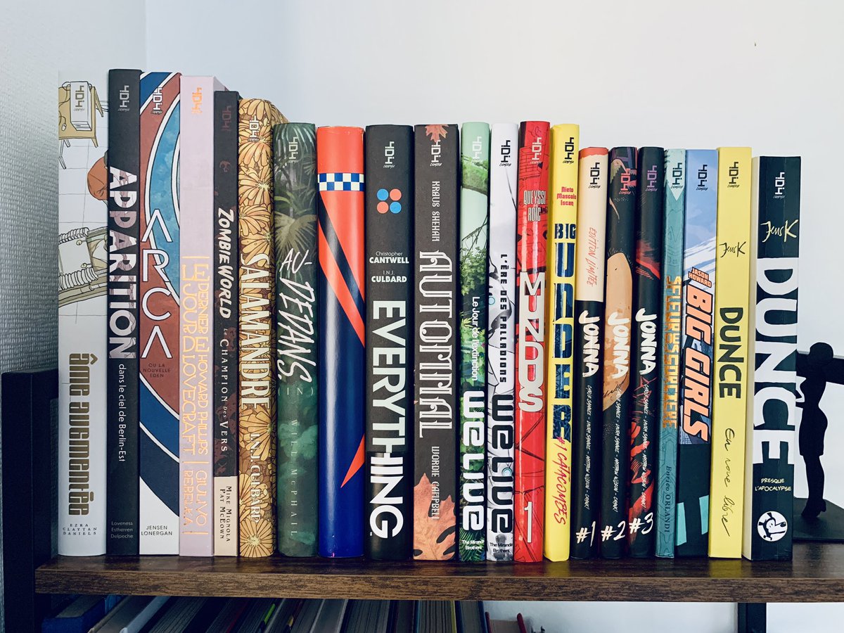 Ça devait arriver, le full set dépasse désormais de la bibliothèque, il a donc du déménager pour continuer à briller ☀️ <a href="/404graphic_/">404 Graphic</a>