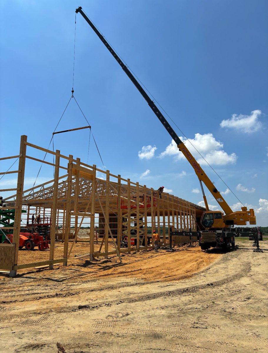 Gartonsrigging's tweet photo. Last week our team was called into action!🏗️See our crane setting 86 ft long trusses in Pedricktown, NJ for a large building. #gartonsrigging #jobpost https://t.co/vmNwRfpPu7