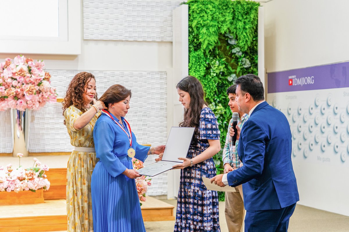 IDMJIoficial's tweet photo. Hermana María Luisa Piraquive: “Premio a toda una vida de servicio voluntario” otorgado por el presidente de los Estados Unidos de América
https://t.co/Yo9kh2qtBb

El “Premio a toda una vida de Servicio Voluntario” es una condecoración civil firmada por el Presidente Joseph Biden Jr. y AmeriCorps, un programa de voluntariado del Gobierno Federal estadounidense, con la cual se exalta una labor extraordinaria dirigida a ayudar a otros.

Este reconocimiento honra a la Hermana María Luisa Piraquive por su trayectoria y compromiso cívico de toda una vida, destinados a construir una sociedad más fuerte, contribuyendo con miles de horas de servicio voluntario.

La distinción fue entregada en un acto público, realizado en el templo de la Iglesia de Dios Ministerial de Jesucristo Internacional de la ciudad de Weston, Florida, en mayo de 2024.