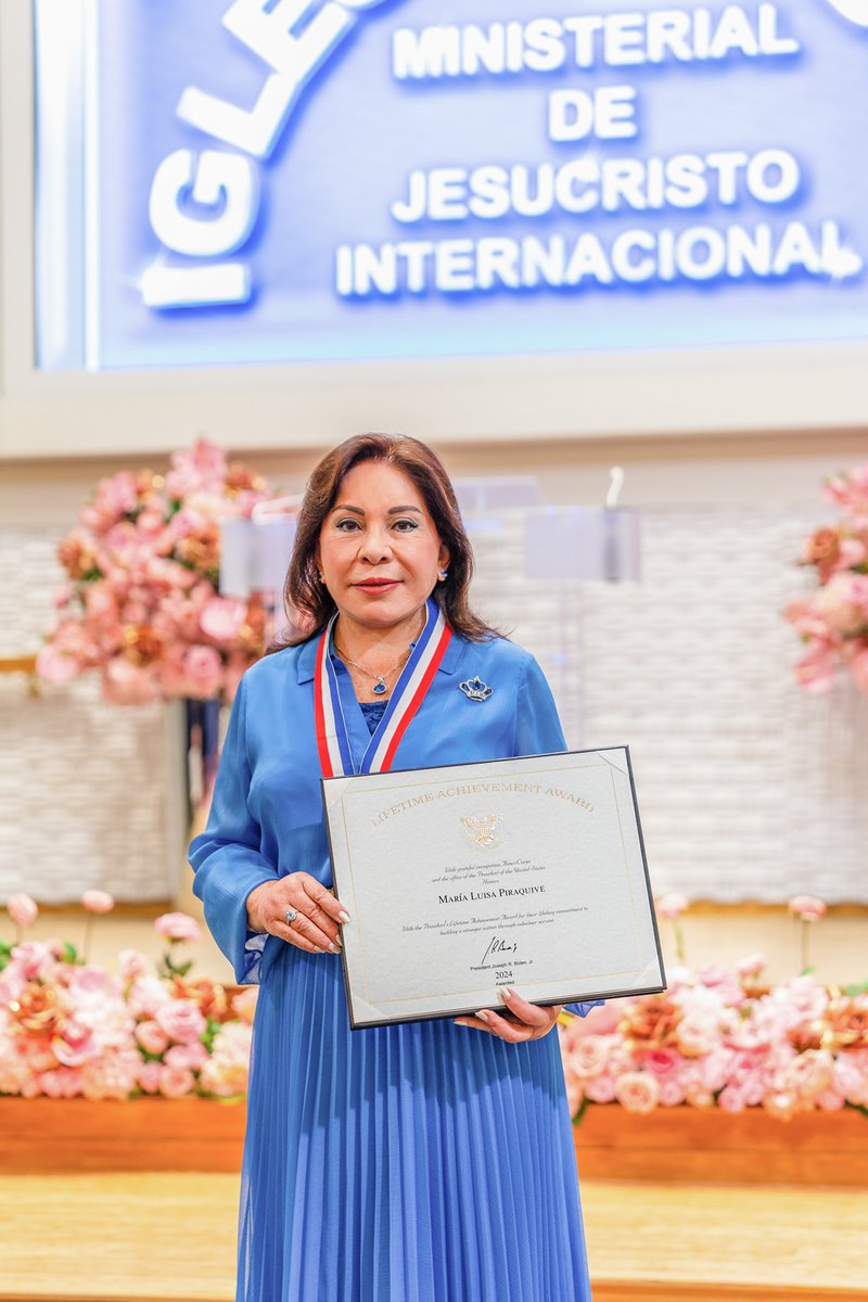 IDMJIoficial's tweet photo. Hermana María Luisa Piraquive: “Premio a toda una vida de servicio voluntario” otorgado por el presidente de los Estados Unidos de América
https://t.co/Yo9kh2qtBb

El “Premio a toda una vida de Servicio Voluntario” es una condecoración civil firmada por el Presidente Joseph Biden Jr. y AmeriCorps, un programa de voluntariado del Gobierno Federal estadounidense, con la cual se exalta una labor extraordinaria dirigida a ayudar a otros.

Este reconocimiento honra a la Hermana María Luisa Piraquive por su trayectoria y compromiso cívico de toda una vida, destinados a construir una sociedad más fuerte, contribuyendo con miles de horas de servicio voluntario.

La distinción fue entregada en un acto público, realizado en el templo de la Iglesia de Dios Ministerial de Jesucristo Internacional de la ciudad de Weston, Florida, en mayo de 2024.