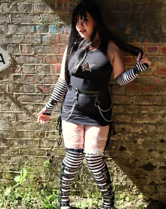 am i the goth mommy you're looking for? https://t.co/8OUsKLFnuO