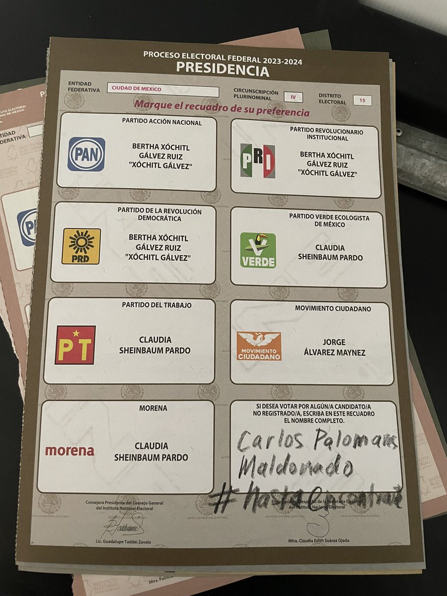 Desinformemonos's tweet photo. Ciudadanos se unen a la campaña para votar por un desaparecido en México y visibilizar la crisis de más de 100 mil desapariciones. #VotoDignamente 

Imágenes: Twitter https://t.co/2MXEIN4ltz
