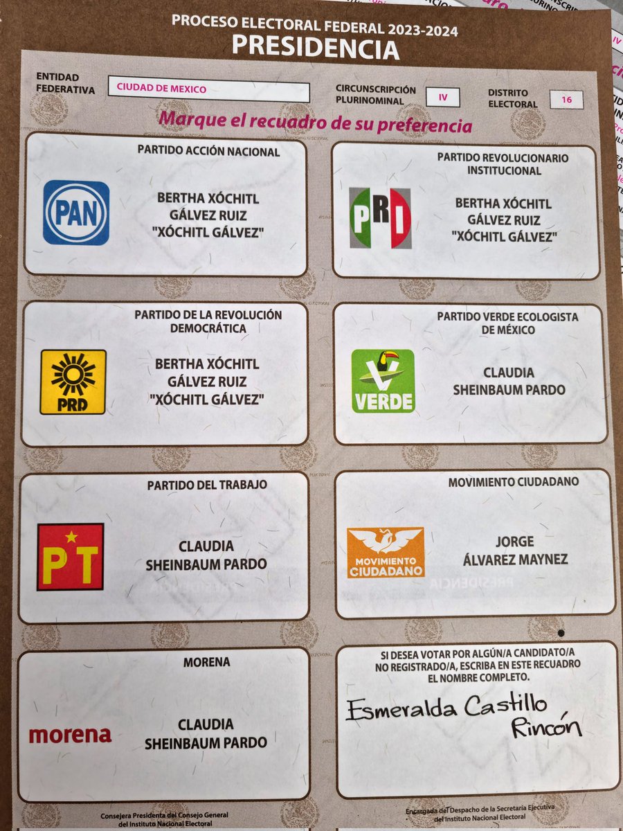 Desinformemonos's tweet photo. Ciudadanos se unen a la campaña para votar por un desaparecido en México y visibilizar la crisis de más de 100 mil desapariciones. #VotoDignamente 

Imágenes: Twitter https://t.co/2MXEIN4ltz
