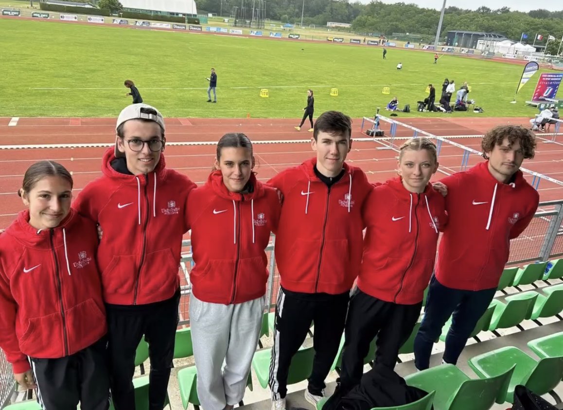 SUAPSPoitiers's tweet image. Superbe médaille d’argent 🥈 au relais 3X1000m au CFU d’athlétisme🇫🇷 pour les étudiantes @UnivPoitiers 
Bravo à Lorie Demarbre, Charlotte Rolland et Laura Gourdon 🙌
#univpoitiers #cvec #suapspoitiers #athlétisme