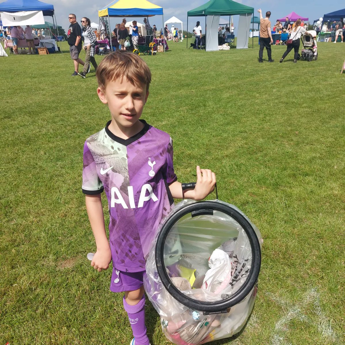 castle_clean's tweet photo. A successful day promoting our group and educating people about litter at the Benfleet Community Fayre.  We helped clean up afterwards too #litter #EducationMatters https://t.co/TJwXwasPFu