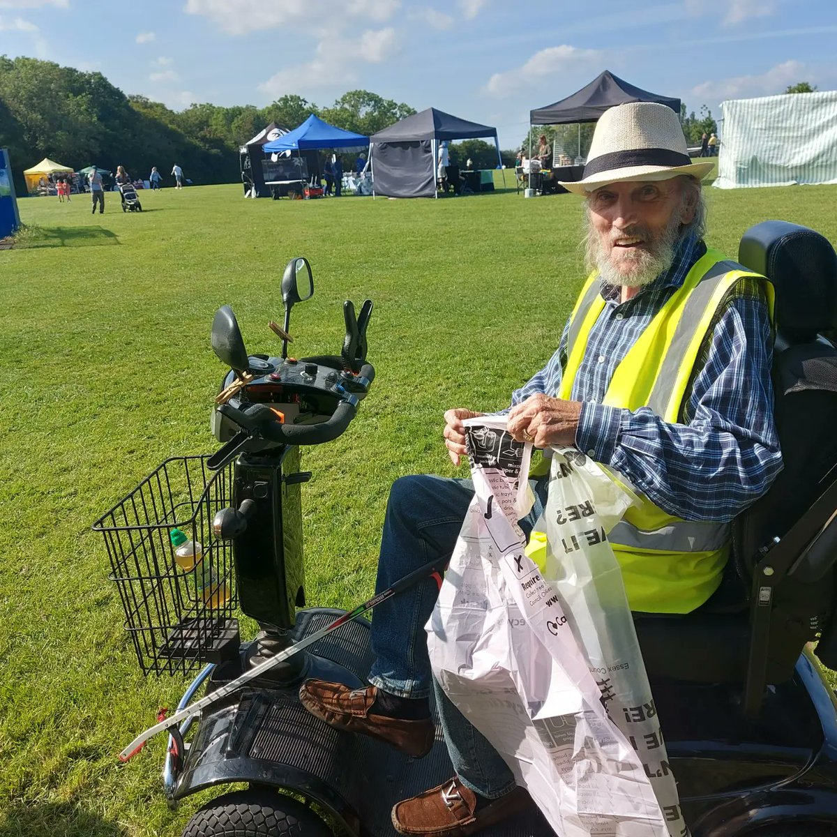 castle_clean's tweet photo. A successful day promoting our group and educating people about litter at the Benfleet Community Fayre.  We helped clean up afterwards too #litter #EducationMatters https://t.co/TJwXwasPFu