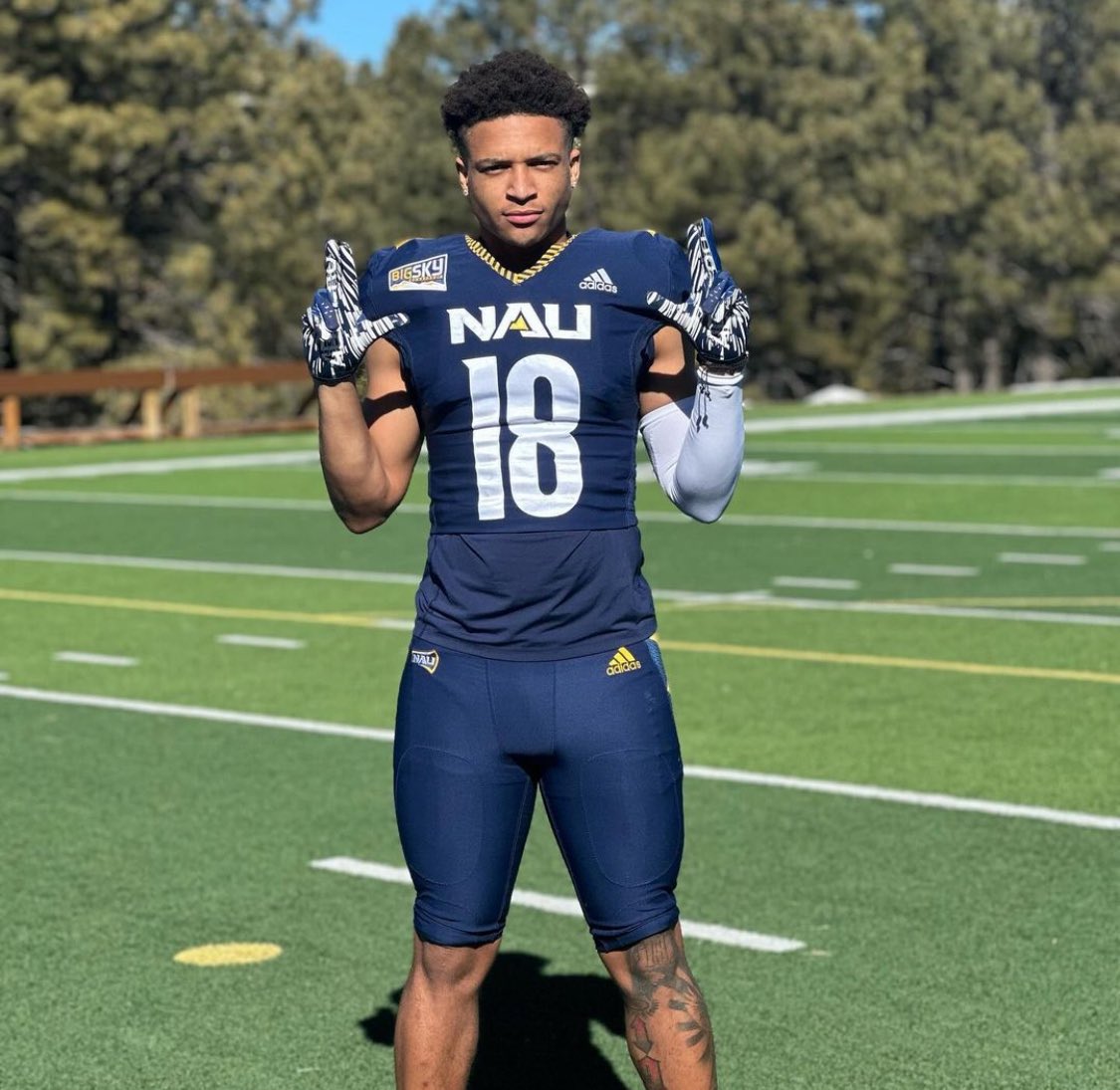 RashadDaviSr_'s tweet image. Woke up chopping 🪵 🪓  @itsrameredavis 💪🏾💙💛