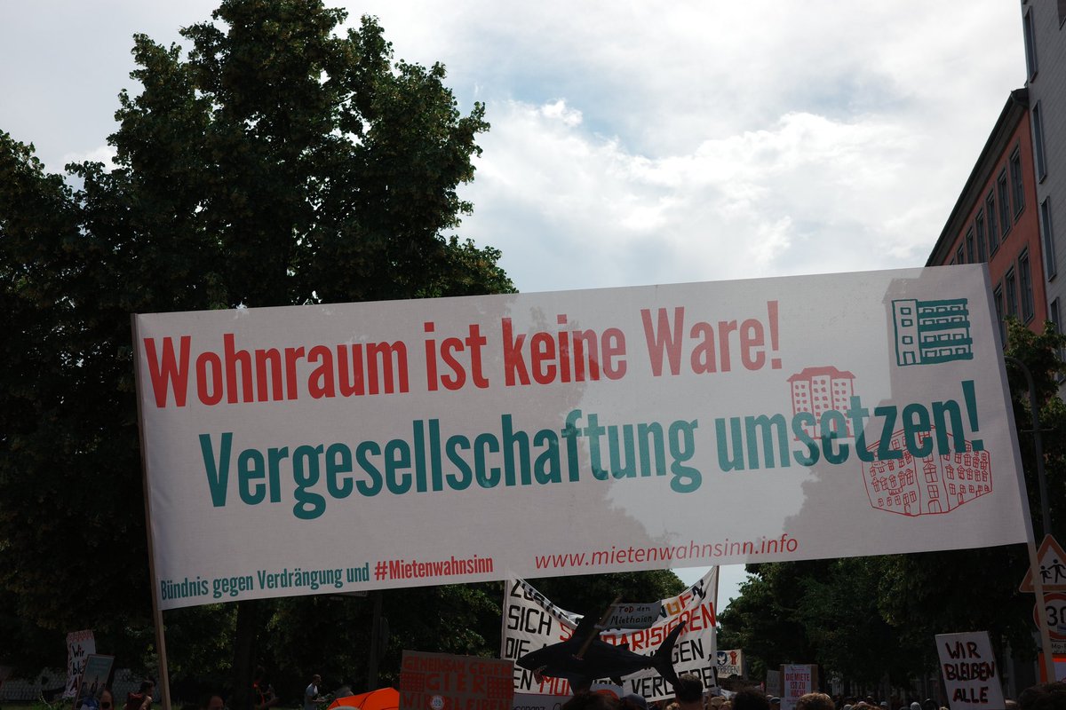 Gestern waren wir mit 12.000 Menschen aus der Mietenbewegung auf der Straße, gegen #Mietenwahnsinn, Verdrängung und Wohnungsnot.
Im <a href="/MietenwahnsinnB/">#Mietenwahnsinn-Bündnis</a> Bündnisblock, im Block mit <a href="/dwenteignen/">Deutsche Wohnen & Co Enteignen</a> gegen Immobilienkonzerne und im queerfeministischen Block.
Keine Profite mit der Miete!