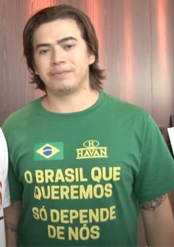 vinicios_betiol's tweet photo. Depois do chilique do Cavalo Caramelo, agora o Whindersson Nunes está dando chilique pra defender o Neymar. Sobrou até pro Tiago Santineli e ainda está ameaçando processar todo. Pessoal, não falem mal do menino Ney perto do Whindersson. As nossas celebridades mimadas são muito sensíveis.