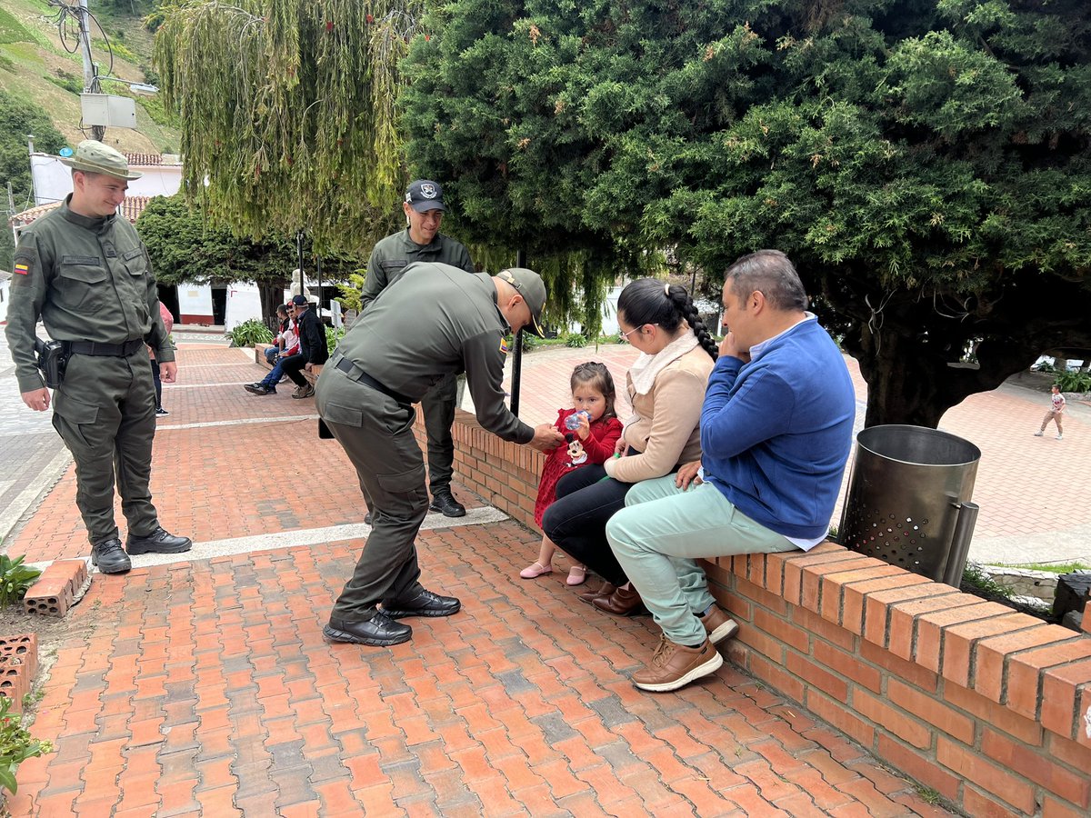 PoliciaNteSder's tweet photo. Desde el municipio de #Mutiscua, el señor Coronel Néstor Arévalo, Comandante de @PoliciaNteSder atiende los requerimientos y necesidades de la comunidad. Trabajamos con compromiso y esfuerzo para salvaguardar la seguridad e integridad de cada habitante en el territorio nacional. https://t.co/XUiwtvLfku