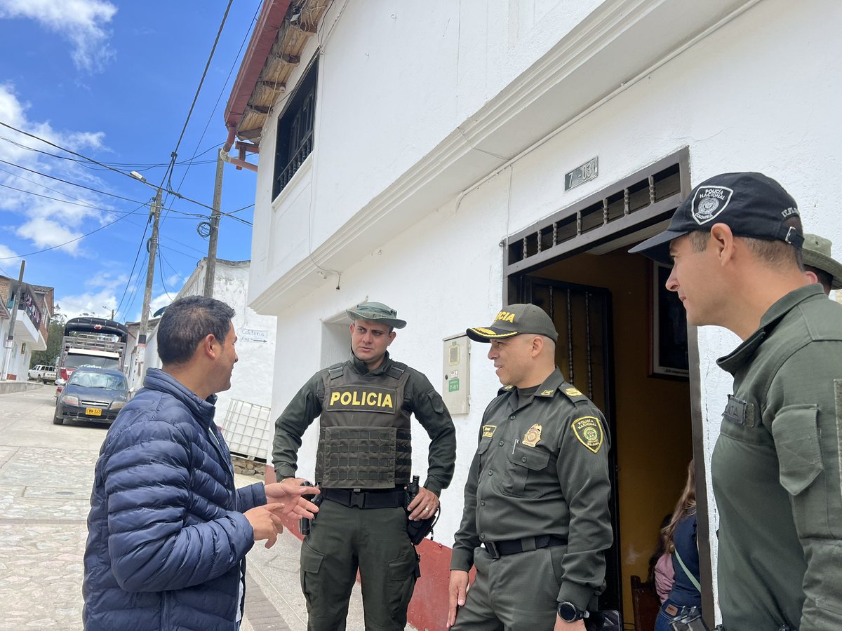 PoliciaNteSder's tweet photo. Desde el municipio de #Mutiscua, el señor Coronel Néstor Arévalo, Comandante de @PoliciaNteSder atiende los requerimientos y necesidades de la comunidad. Trabajamos con compromiso y esfuerzo para salvaguardar la seguridad e integridad de cada habitante en el territorio nacional. https://t.co/XUiwtvLfku