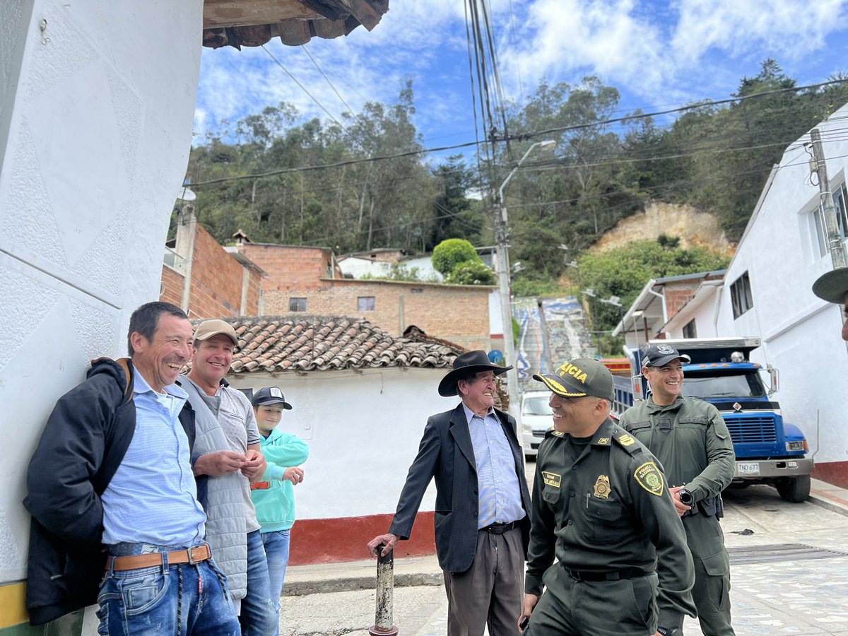 PoliciaNteSder's tweet photo. Desde el municipio de #Mutiscua, el señor Coronel Néstor Arévalo, Comandante de @PoliciaNteSder atiende los requerimientos y necesidades de la comunidad. Trabajamos con compromiso y esfuerzo para salvaguardar la seguridad e integridad de cada habitante en el territorio nacional. https://t.co/XUiwtvLfku