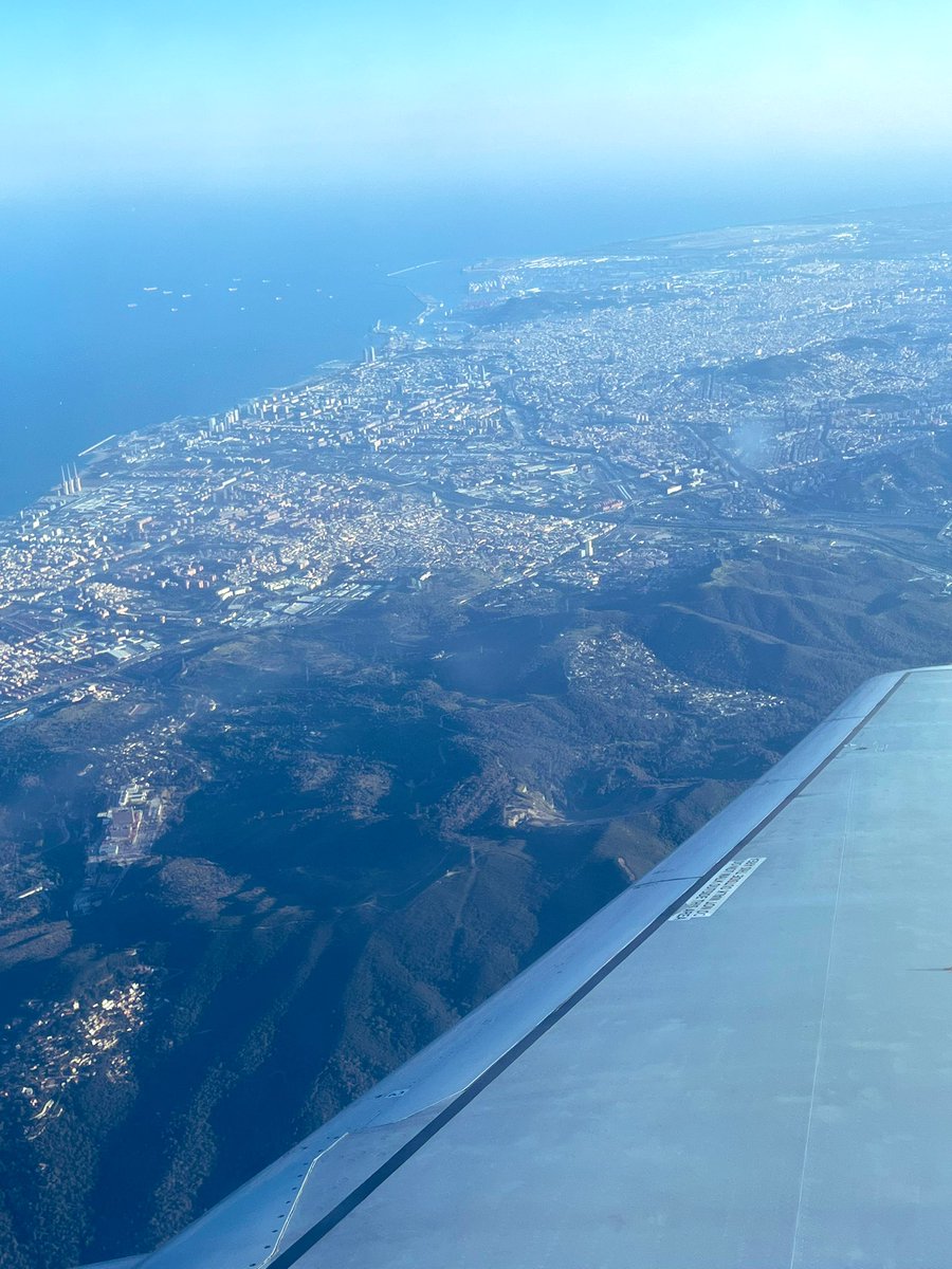 ¡Aterrizando en nuestro nuevo destino #Barcelona! 
Muy ilusionados con la oportunidad de seguir disfrutando y aprendiendo de Cuidados Críticos Cardiológicos en <a href="/hbellvitge/">Hospital Universitari Bellvitge | HUB</a> con la Beca de <a href="/AgudosSEC/">Asociación CI y Cuidados Agudos Cardiovasculares</a> <a href="/secardiologia/">Soc Esp Cardiología</a> 
¡A por ello!