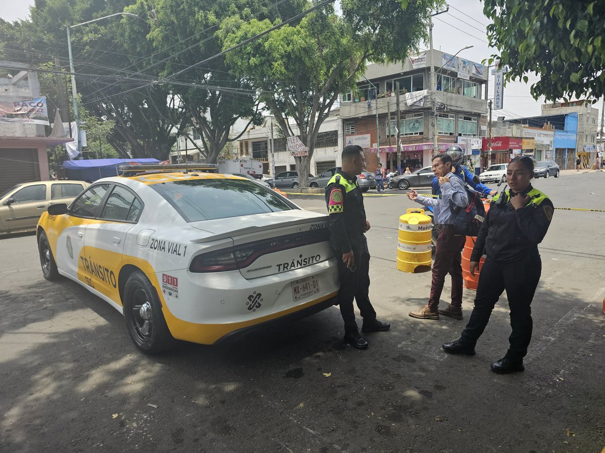 kerem_sofia's tweet photo. #UltimaHora Así policías  @SSC_CDMX de patrulla MX 641 D1 evitando que gente pase a votar en @IztacalcoAl en Santiago solo dejan pasar a la casilla los que van a votar por @PartidoMorenaMx atención @INEMexico @iecm @PabloVazC por órdenes de @martibatres @STaboadaMx @Ordonez_Mx https://t.co/fHpG5L0JaR