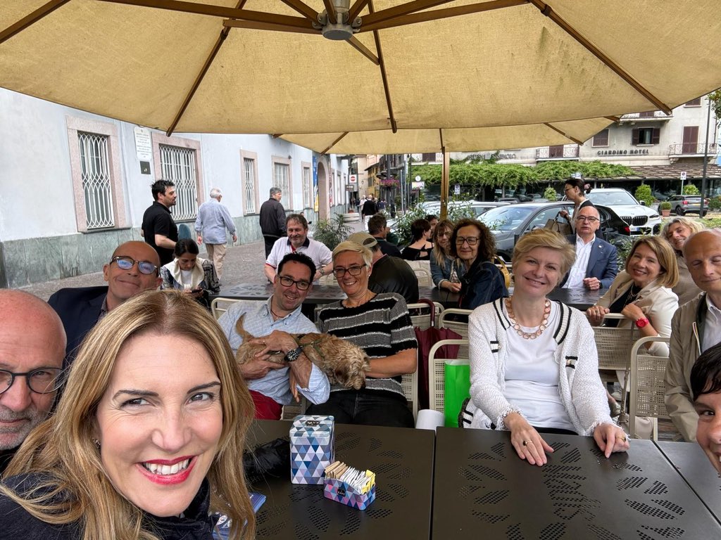 raffaellapaita's tweet photo. La pioggia non ci ferma! Siamo arrivati fino ad Arona con tutto l’entusiasmo e l’energia che caratterizza la nostra comunità. Stiamo lavorando sodo fino all’ultimo giorno per far conoscere il nostro bellissimo progetto perché siamo gli unici che vogliono un’Europa più forte, credibile e attenta ai cittadini e alle imprese. La voglia di realizzare il nostro sogno europeo è tanta! #StatiUnitidEuropa #ScriviPaita
