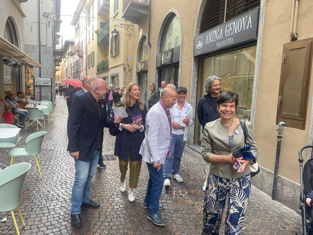 raffaellapaita's tweet photo. La pioggia non ci ferma! Siamo arrivati fino ad Arona con tutto l’entusiasmo e l’energia che caratterizza la nostra comunità. Stiamo lavorando sodo fino all’ultimo giorno per far conoscere il nostro bellissimo progetto perché siamo gli unici che vogliono un’Europa più forte, credibile e attenta ai cittadini e alle imprese. La voglia di realizzare il nostro sogno europeo è tanta! #StatiUnitidEuropa #ScriviPaita