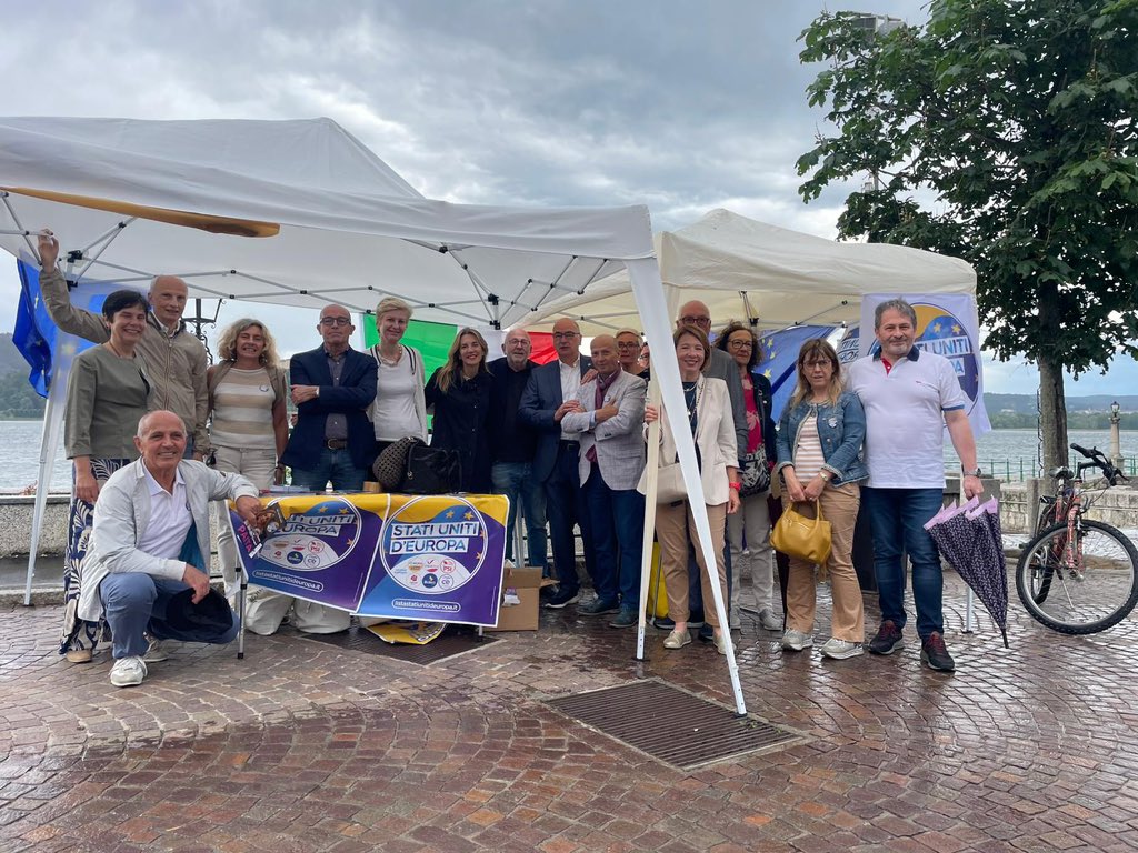 raffaellapaita's tweet photo. La pioggia non ci ferma! Siamo arrivati fino ad Arona con tutto l’entusiasmo e l’energia che caratterizza la nostra comunità. Stiamo lavorando sodo fino all’ultimo giorno per far conoscere il nostro bellissimo progetto perché siamo gli unici che vogliono un’Europa più forte, credibile e attenta ai cittadini e alle imprese. La voglia di realizzare il nostro sogno europeo è tanta! #StatiUnitidEuropa #ScriviPaita