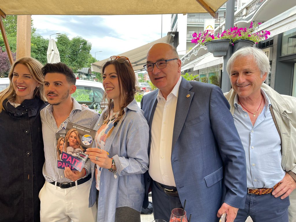 raffaellapaita's tweet photo. La pioggia non ci ferma! Siamo arrivati fino ad Arona con tutto l’entusiasmo e l’energia che caratterizza la nostra comunità. Stiamo lavorando sodo fino all’ultimo giorno per far conoscere il nostro bellissimo progetto perché siamo gli unici che vogliono un’Europa più forte, credibile e attenta ai cittadini e alle imprese. La voglia di realizzare il nostro sogno europeo è tanta! #StatiUnitidEuropa #ScriviPaita