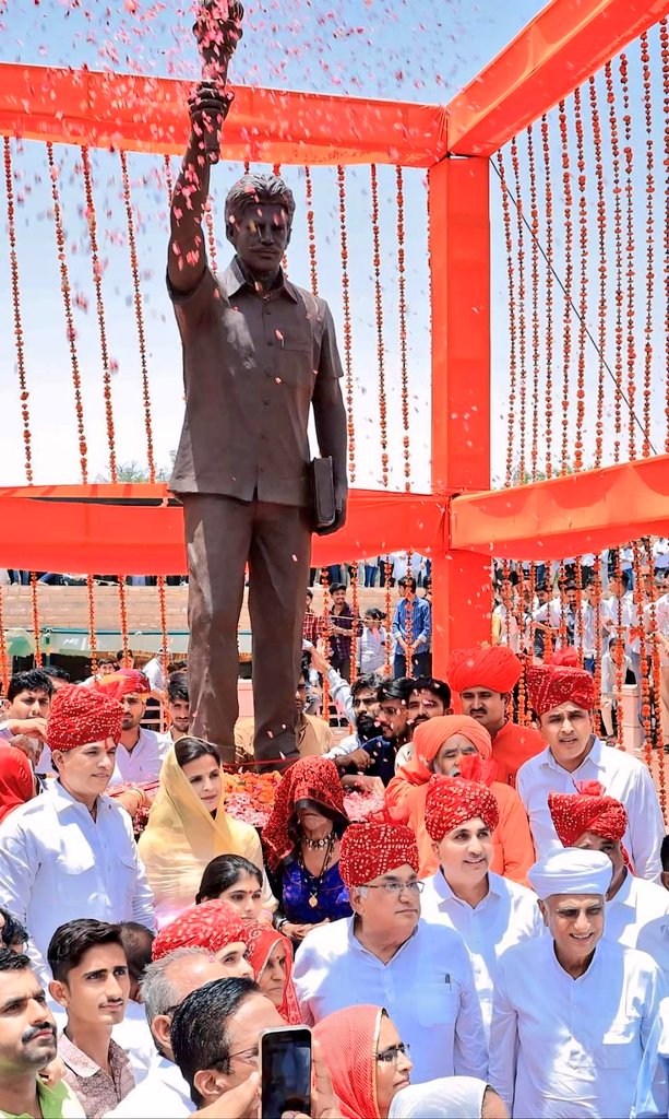 एक हाथ मे मशाल और दुसरे हाथ मे किताब लिए प्रतिमा के नीचे जो सामाजिक एकजुटता है यही हमारी असली ताकत है।
एक बार फिर से सामंतशाही लागू होने की चाह रखने वाली ताकतों को मालूम है इनकी एकजुटता ने तुम्हें पहले भी उखाड़ फेंका था और आगे भी जड़े नहीं जमने देंगे।
#हरलाल_जाट_मूर्ति_अनावरण