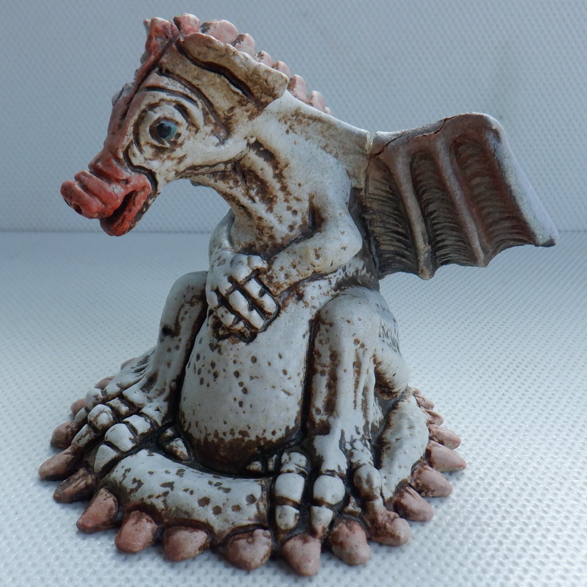 EverRotating's tweet photo. A dragon sitting. Made in Cornwall during the 1980s by Zell Osborne. 9.5 cm in height.

🛒 https://t.co/DRrRbaPoJ5

#Vintage #FollowVintage #Dragon #Cornwall #ZellOsborne #ZellCeramics #1980s #eBay https://t.co/gGDCNeJyFc