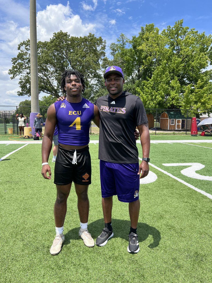 Jamarisimpson8's tweet photo. Great camp today at ECU to end the weekend. Had a great time competing went undefeated on 1v1’s and thankful for all of the coaching!
@RicoZackery @ECUCoachHouston @HunterMacKay_  @ECUPiratesFB @Coach__Roy_Tesh #Getbetter 🟡🟣 https://t.co/cXCDn98kVc