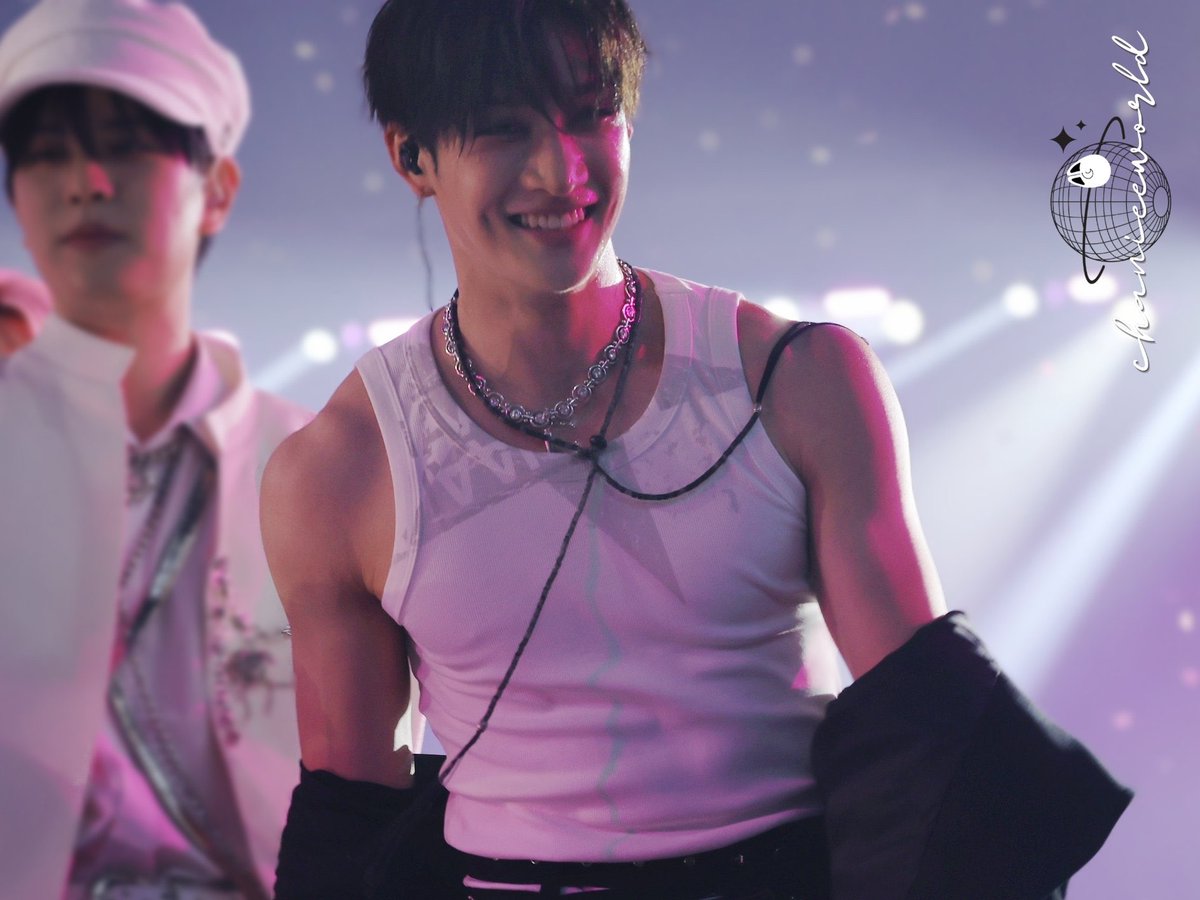 BCHANPIC's tweet photo. OH. WOW BANGCHAN??!!? https://t.co/ZREArpnzIA