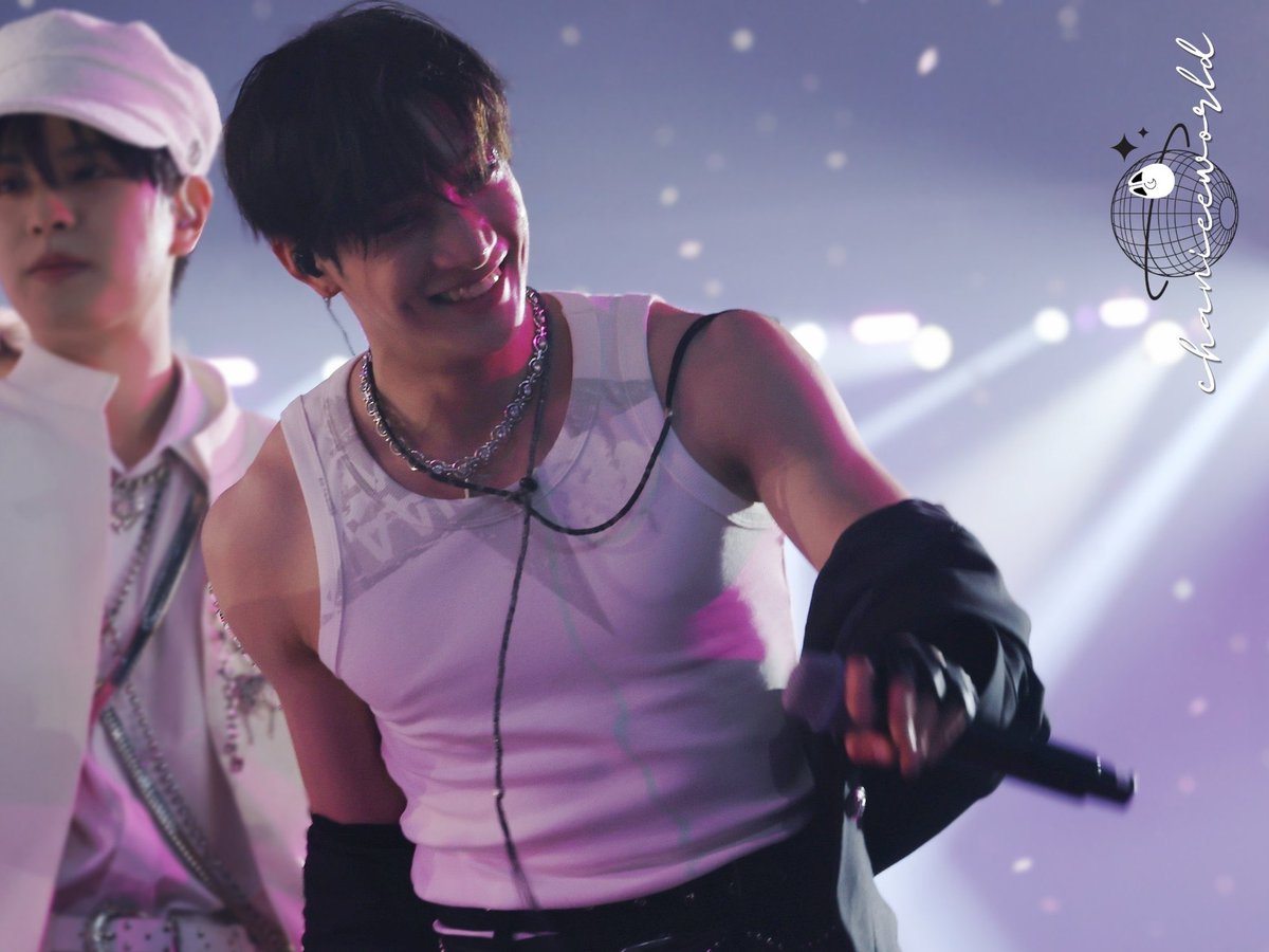 BCHANPIC's tweet photo. OH. WOW BANGCHAN??!!? https://t.co/ZREArpnzIA