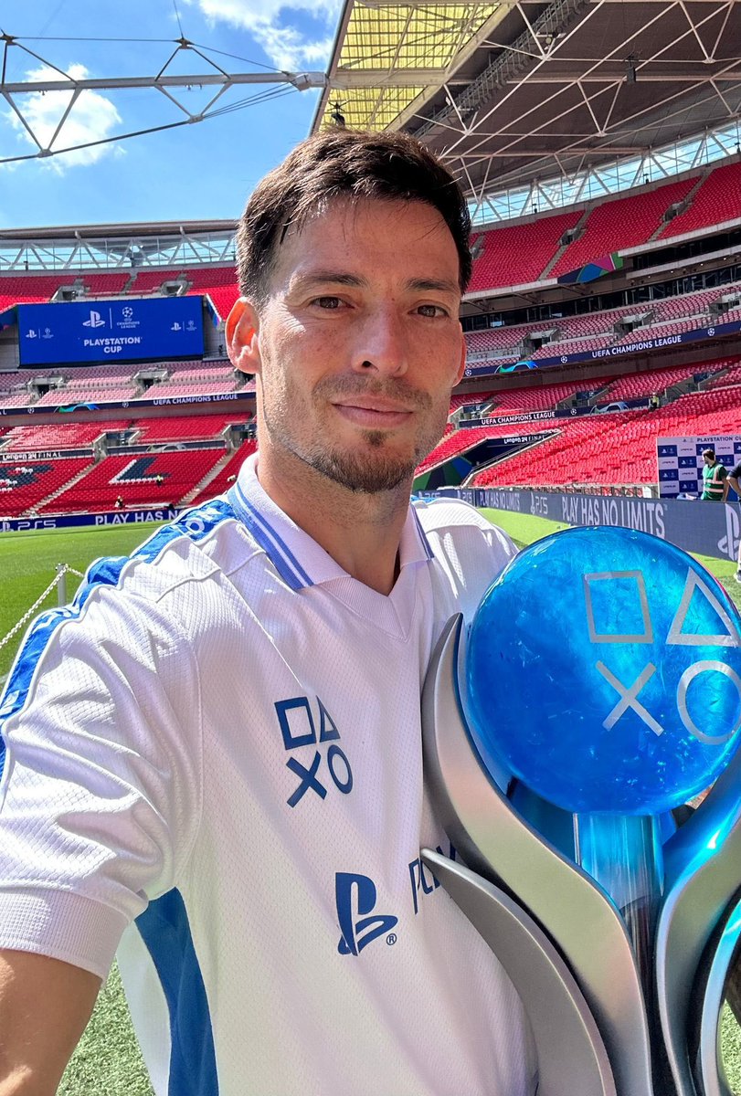 Big W at #PlayStationCup ⚽️🎮 good game <a href="/theowalcott/">Theo Walcott</a> !

#Ad <a href="/PlayStation/">PlayStation</a>