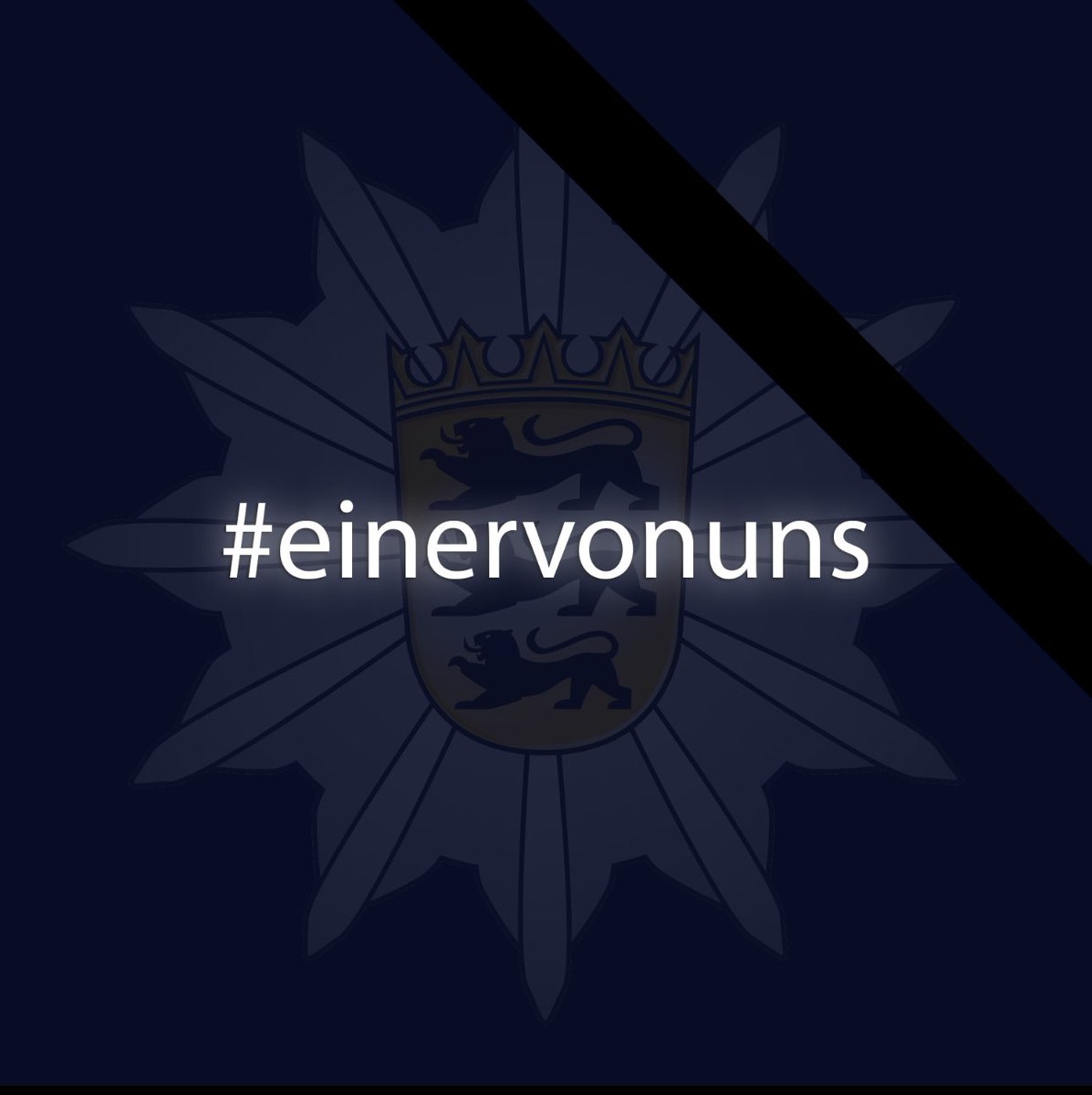 Wir trauern um unseren Kollegen – um andere zu schützen hat er sein Leben gegeben!

Am Freitag wurde unser Kollege vom PP Mannheim durch einen Messerangriff schwer verletzt und ist heute seinen Verletzungen erlegen.

PM des LKA: presseportal.de/blaulicht/pm/1…

#einervonuns
#mannheim