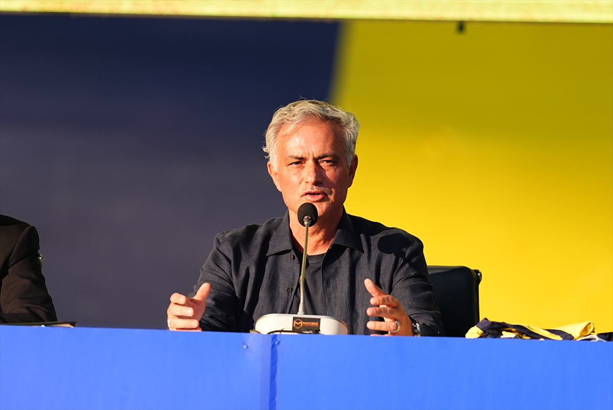 Jose Mourinho: 'Fenerbahçe forması benim derim gibi olacak. Herkese mesajım buydu. Etrafımda çalışacak insanlara, tesiste çalışacak olan insanlara, staffa… Yani kısacası benimle çalışacak herkese vermek istediğim mesaj buydu. Çünkü bizler bu tutkuyu, sevgiyi gördüğümüz zaman,