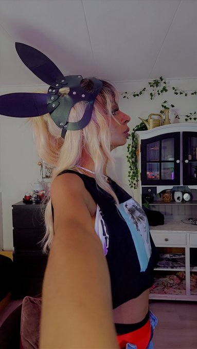 Come here baby let me sit on your face while I ruin your credit score  femdomnl findomnl ebonygoddess