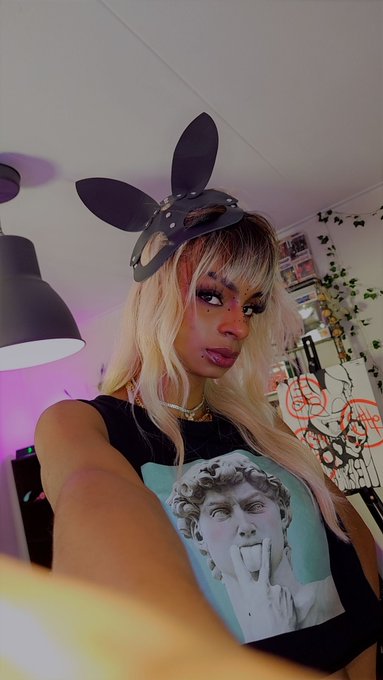 Come here baby let me sit on your face while I ruin your credit score  femdomnl findomnl ebonygoddess