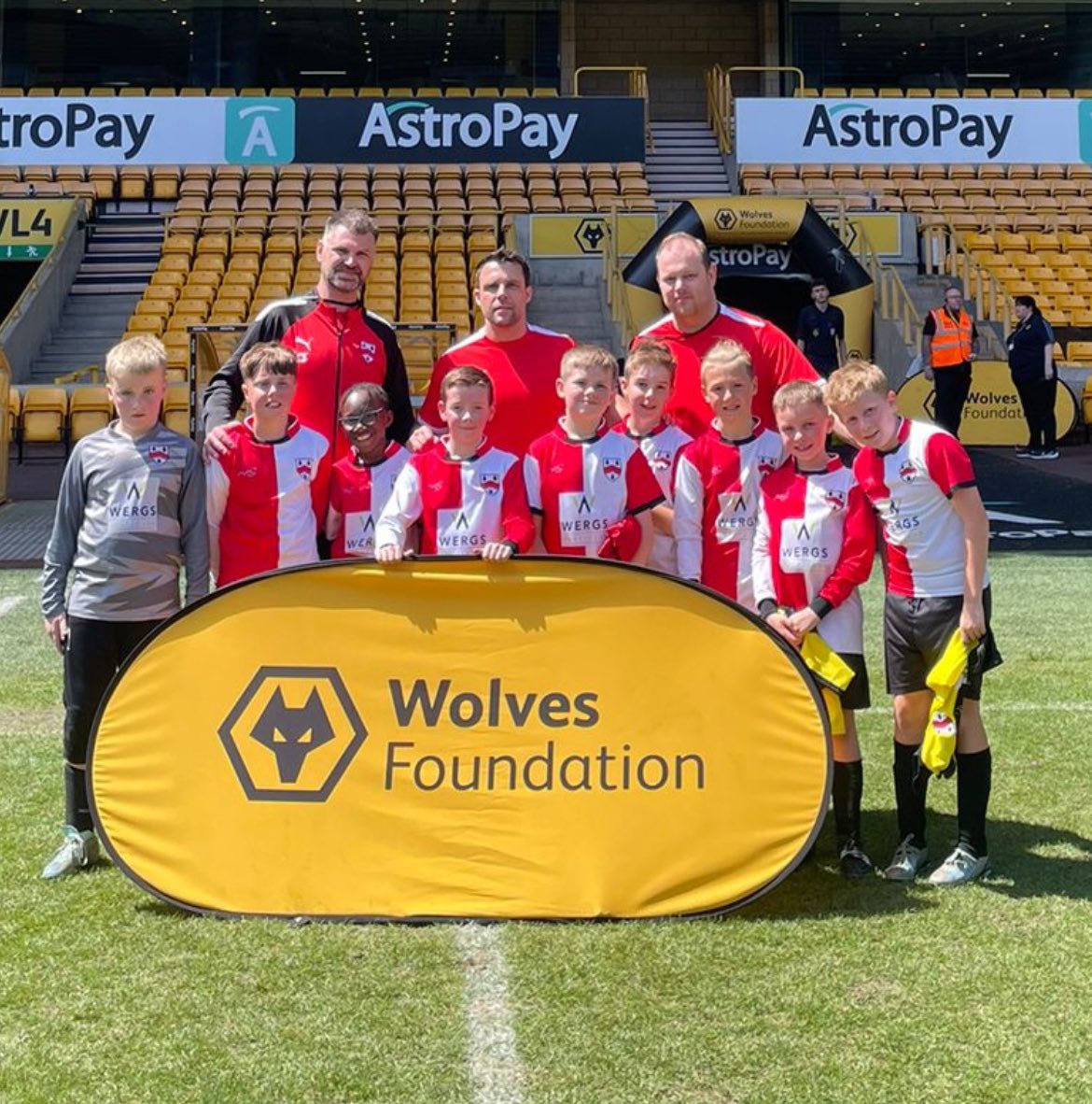 OldWulfsJFC's tweet photo. Big day for Old Wulfs today 

Massive thank you to all Managers and Coaches for creating these opportunities for our kids to enjoy the game we all love 

#lotsofsmiles

🔴⚪️🐺 https://t.co/n1paoTlzFN