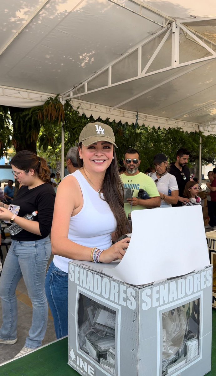 sasildeleon's tweet photo. Hoy las chiapanecas y los chiapanecos salimos a ejercer nuestro derecho al voto. ¡Qué viva nuestra gran fiesta de la democracia! https://t.co/DM7vjz8xYx