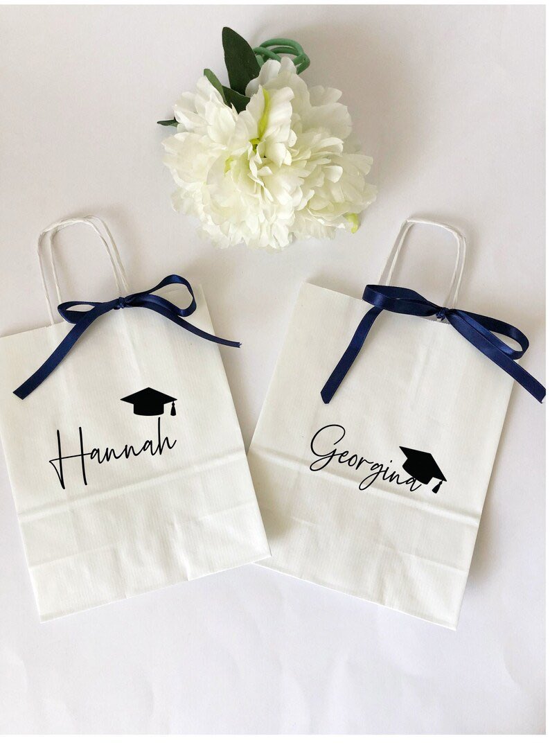 BagsofFavours's tweet photo. Graduation gift bag for class of 2022 🎓🎉🧑‍🎓🎁 

https://t.co/KsimlbmS8e

#shopindie #ukcraftershour #mhhsbd #HandmadeHour #CraftBizParty #etsy #craftershour #birthday #brumhour https://t.co/X5PAwHWTP4