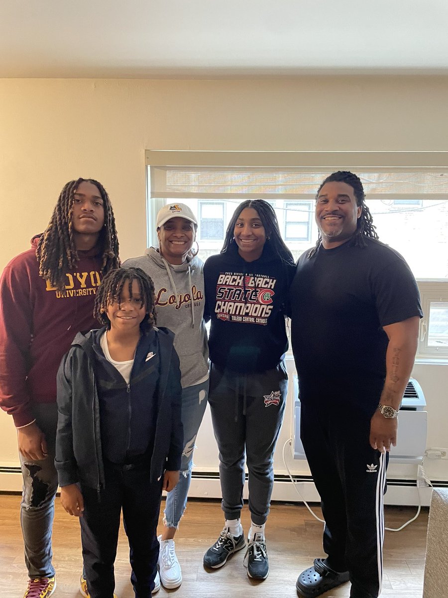 Loyola Women's Basketball tweet media